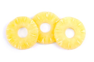 Beyaz arka plan üzerinde izole ananas dilimlenmiş grup sarı lezzetli