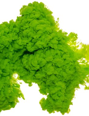 Soyut boya arka plan rengini beyaz arka plan üzerinde izole suda yeşil mürekkep sıçrama