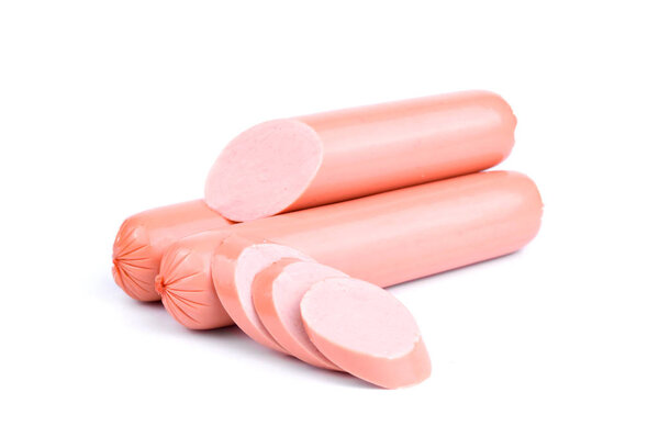 Целая группа вкусных вареных колбас на белом фоне