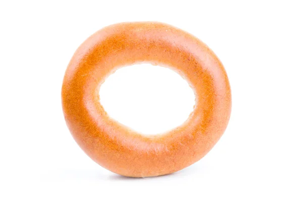 Een smakelijke bagel geïsoleerd op een witte achtergrond — Stockfoto