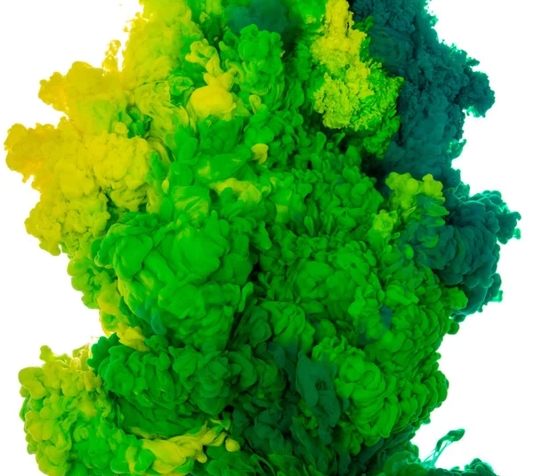 De kleur van de achtergrond van de abstracte verf van groene en gele inkt plons in het water geïsoleerd op witte achtergrond — Stockfoto