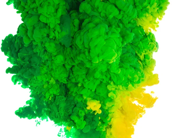 Barva pozadí abstraktní barvy zelené a žluté inkoustové splash ve vodě izolovaných na bílém pozadí — Stock fotografie