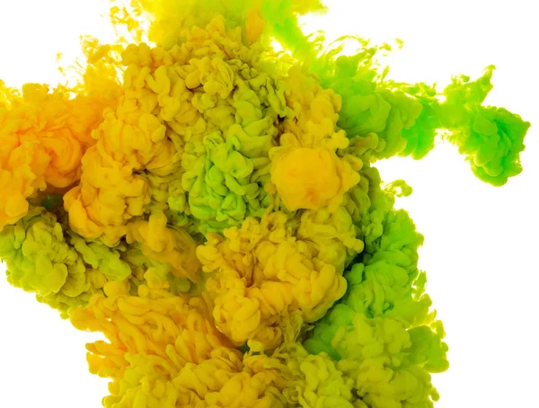 Barva pozadí abstraktní barvy zelené a žluté inkoustové splash ve vodě izolovaných na bílém pozadí — Stock fotografie