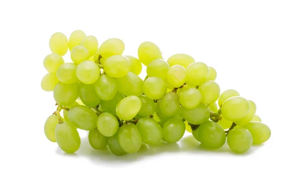 Uvas verdes maduras isoladas no fundo branco — Fotografia de Stock