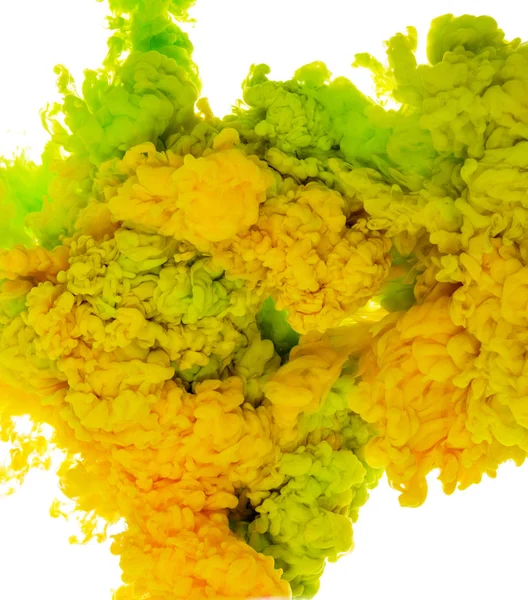 Peinture abstraite couleur de fond d'encre verte et jaune éclaboussure dans l'eau isolée sur fond blanc — Photo