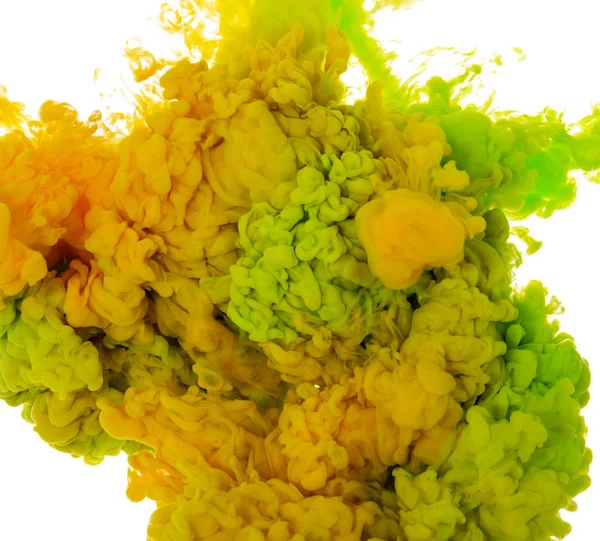 De kleur van de achtergrond van de abstracte verf van groene en gele inkt plons in het water geïsoleerd op witte achtergrond — Stockfoto