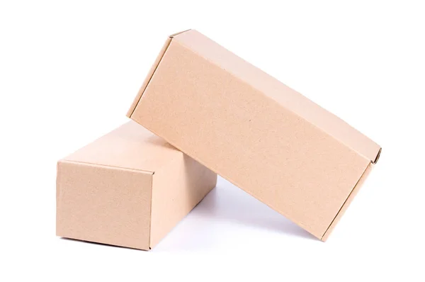 Коричнева картонна коробка ізольована на білому фоні — стокове фото