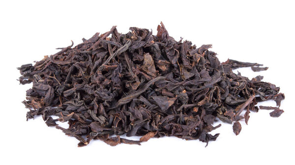 Черный чай сушеные листья изолированы на белом фоне
