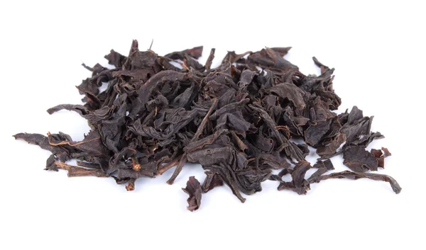 Чорний чай сушене листя ізольовано на білому тлі — стокове фото