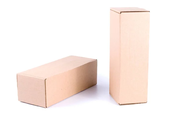 Boîte en carton marron isolée sur fond blanc — Photo