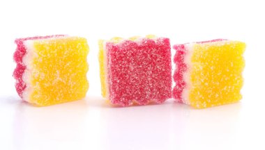 Yumuşak marmelat renkli meyve şeker şeker beyaz arka plan üzerinde izole jöle