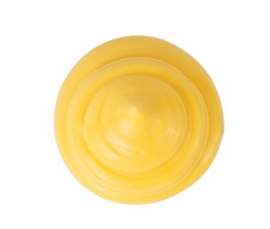 Beyaz arka planda sarı peynir sosu damlası