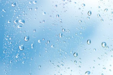 Su cam yüzeyine düşer.