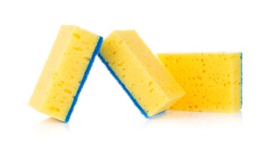 Beyaz arkaplanda izole edilmiş temizlik malzemesi için sarı süngerler