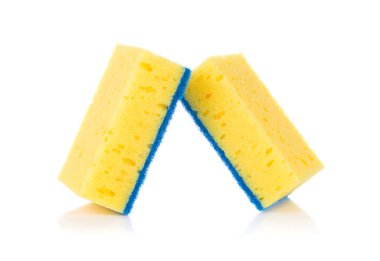 Beyaz arkaplanda izole edilmiş temizlik malzemesi için sarı süngerler