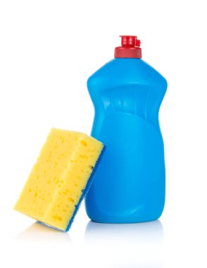 Beyaz arka planda sarı bir sünger kazıyıcısı olan bulaşıklar için Deterjan