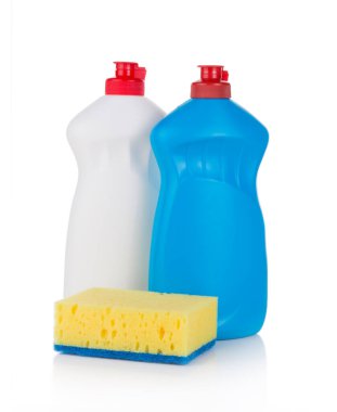 Beyaz arka planda sarı bir sünger kazıyıcısı olan bulaşıklar için Deterjan