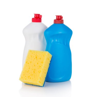 Beyaz arka planda sarı bir sünger kazıyıcısı olan bulaşıklar için Deterjan