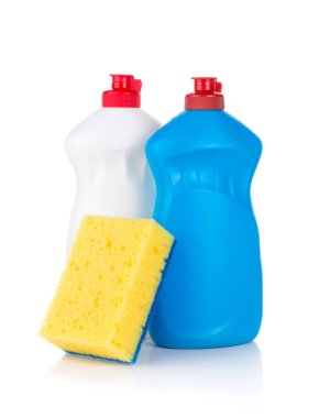 Beyaz arka planda sarı bir sünger kazıyıcısı olan bulaşıklar için Deterjan