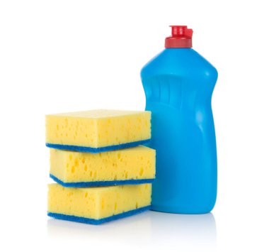 Beyaz arka planda sarı bir sünger kazıyıcısı olan bulaşıklar için Deterjan