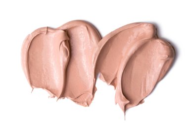 Yakın plan sıvı kozmetik temel lekesi beyaz arkaplanda izole edildi