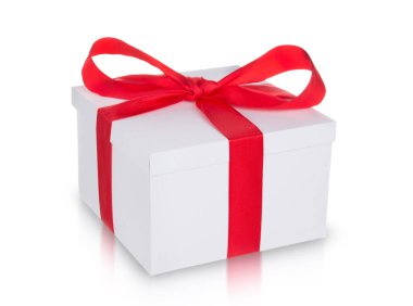 Beyaz hediyeler grubu. Kırmızı kurdele beyaz arkaplanda izole edilmiş.