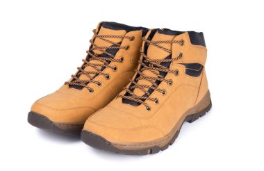 Kahverengi deri yürüyüş botu ya da beyaz arka planda izole edilmiş ayakkabı.