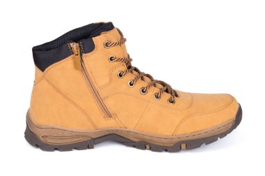 Bir kahverengi deri yürüyüş botu ya da beyaz arka planda izole edilmiş bir ayakkabı..