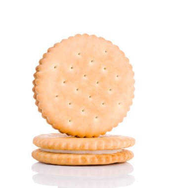 Beyaz arka planda izole edilmiş sandviç bisküvileri.