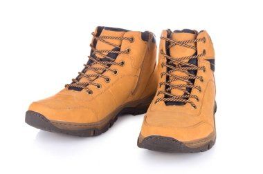 Kahverengi deri yürüyüş botu ya da beyaz arka planda izole edilmiş ayakkabı.