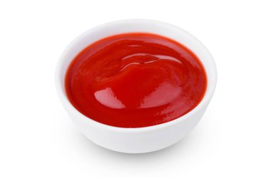 Beyaz arka planda küçük bir kase kırmızı domates sosu ketçap izole edilmiş.