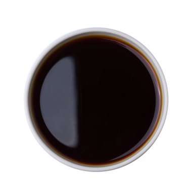 Beyaz zemin üzerinde soya sosu izole edilmiş yemeğin üst görünümü.