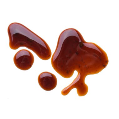 Beyaz arka planda soyalı sos birikintisi