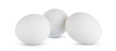 Beyaz arkaplanda izole edilmiş beyaz yumurta grubu