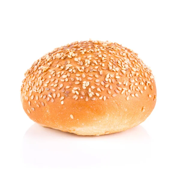 Pão Sanduíche Com Sementes Gergelim Isoladas Fundo Branco — Fotografia de Stock