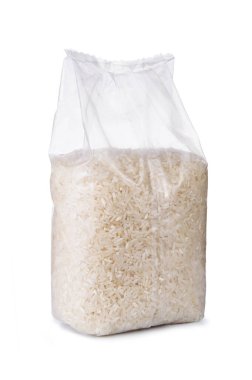 Beyaz arka planda izole edilmiş plastik torbadaki pirinç.