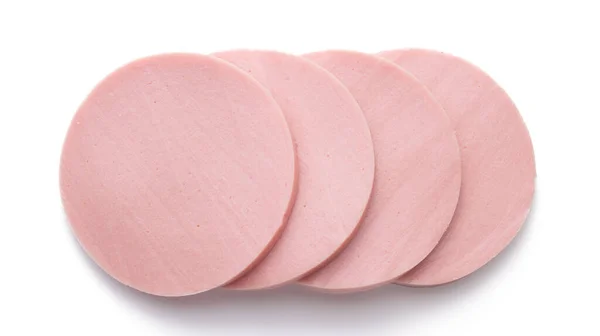 Dilimlenmiş haşlanmış sosis beyaz arka planda izole edilmiş.,