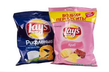 ULAN-UDE, RUSSIA - 23 Eylül 2019: Beyaz arka planda izole edilmiş bir paket Lays patates cipsi.