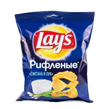 ULAN-UDE, RUSSIA - 23 Eylül 2019: Beyaz arka planda izole edilmiş bir paket Lays patates cipsi.