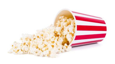 Patlamış mısır beyaz arka planda izole edilmiş geniş çizgili bir kutudan yayılmış..