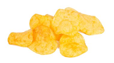 Beyaz arkaplanda izole edilmiş bir grup lezzetli patates cipsi