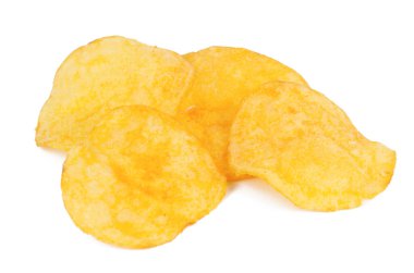Beyaz arkaplanda izole edilmiş bir grup lezzetli patates cipsi