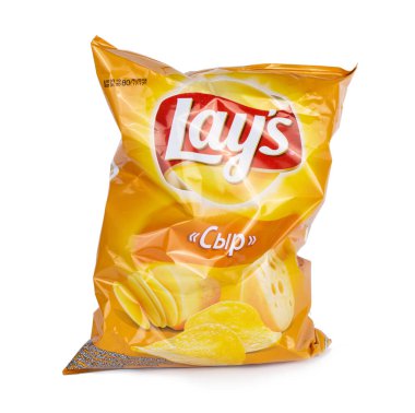 ULAN-UDE, RUSSIA - 23 Eylül 2019: İzole edilmiş bir arkaplanda bir paket klasik patates cipsi.