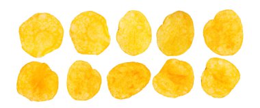 Beyaz arka planda izole edilmiş patates cipsi koleksiyonu