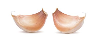 Sarımsak karanfilleri beyaz arka planda izole edilmiş.