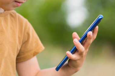 Elinde bir adam tutan ve ekrana dokunan bir adam modeli. Kesme yolu