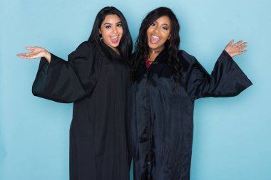 Okuldan mezun olan iki kadın arkadaş