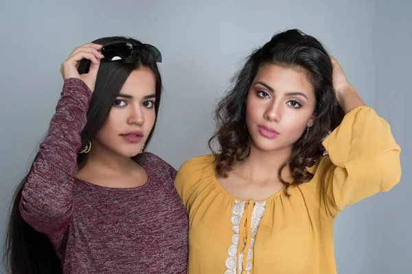 Δύο Ισπανικός Έφηβες Αδελφές Που Θέτουν Μια Ομάδα — Φωτογραφία Αρχείου