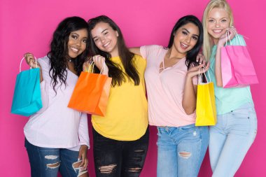 Pembe bir arka plan üzerinde çok farklı genç arkadaş grubu