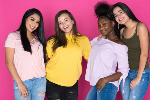 Pembe bir arka plan üzerinde çok farklı genç arkadaş grubu